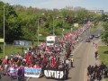 Nach einem anstrengenden, aber erfolgreichen 1. Mai können wir ein vorläufiges, positives Fazit ziehen. Der Aufmarsch der knapp 300 NPD-AnhängerInnen in Mannheim-Neckarau wurde nach wenigen hundert Metern von 3000 blockierenden Gegendemonstrant_innen gestoppt. Der Morgen begann für uns mit einer gemeinsamen gewerkschaftlichen und antifaschistischen Demo in Zusammenarbeit mit dem DGB und dem Bündnis Mannheim gegen Rechts. Ein großer Demonstrationszug lief zum...